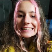 Imparto clases de italiano para niñ*s y adult*s. Soy traductora y me gusta explorar los labirintos de las lenguas